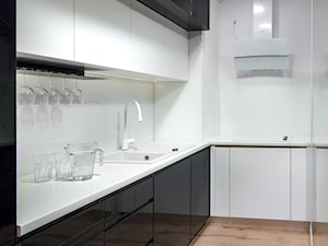 Apartament w Baltiq Plaza - Mała zamknięta biała z zabudowaną lodówką z nablatowym zlewozmywakiem kuchnia w kształcie litery l, styl nowoczesny - zdjęcie od Arte Dizain