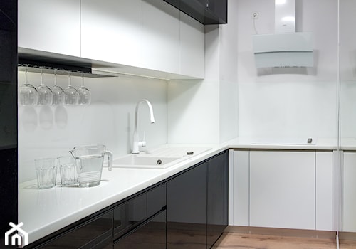 Apartament w Baltiq Plaza - Mała zamknięta biała z zabudowaną lodówką z nablatowym zlewozmywakiem kuchnia w kształcie litery l, styl nowoczesny - zdjęcie od Arte Dizain