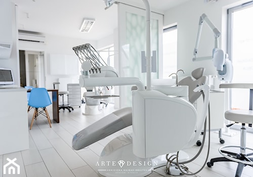 Gabinet dentystyczny w Gdyni - Duże z zabudowanym biurkiem białe biuro, styl nowoczesny - zdjęcie od Arte Dizain