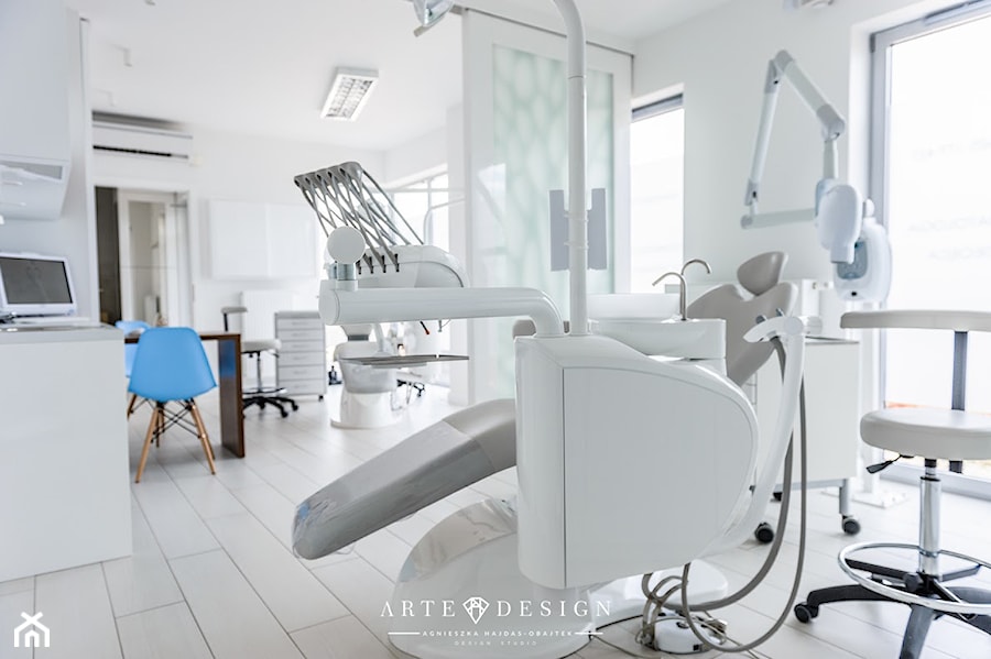 Gabinet dentystyczny w Gdyni - Duże z zabudowanym biurkiem białe biuro, styl nowoczesny - zdjęcie od Arte Dizain