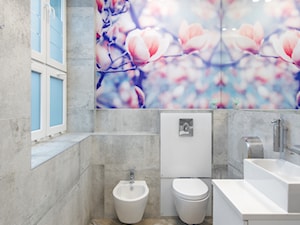 Przychodnia w Kartuzach - Średnia z lustrem ze szkłem na ścianie z punktowym oświetleniem łazienka - zdjęcie od Arte Dizain