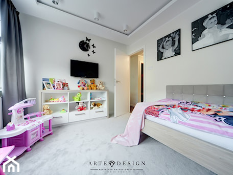 Aranżacje wnętrz - Pokój dziecka: Apartament w Gdyni - Średni biały pokój dziecka dla dziecka dla dziewczynki, styl nowoczesny - Arte Dizain. Przeglądaj, dodawaj i zapisuj najlepsze zdjęcia, pomysły i inspiracje designerskie. W bazie mamy już prawie milion fotografii!