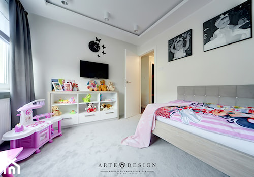 Apartament w Gdyni - Średni biały pokój dziecka dla dziecka dla dziewczynki, styl nowoczesny - zdjęcie od Arte Dizain