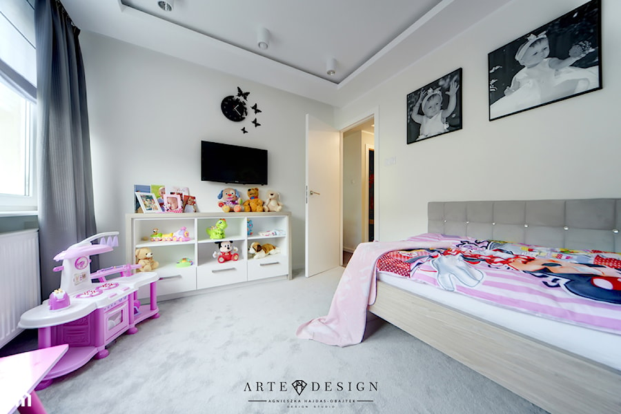 Apartament w Gdyni - Średni biały pokój dziecka dla dziecka dla dziewczynki, styl nowoczesny - zdjęcie od Arte Dizain