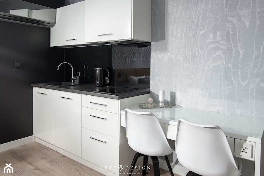 Sopocki pensjonat - Mała zamknięta z kamiennym blatem czarna szara z zabudowaną lodówką z nablatowym zlewozmywakiem kuchnia jednorzędowa - zdjęcie od Arte Dizain
