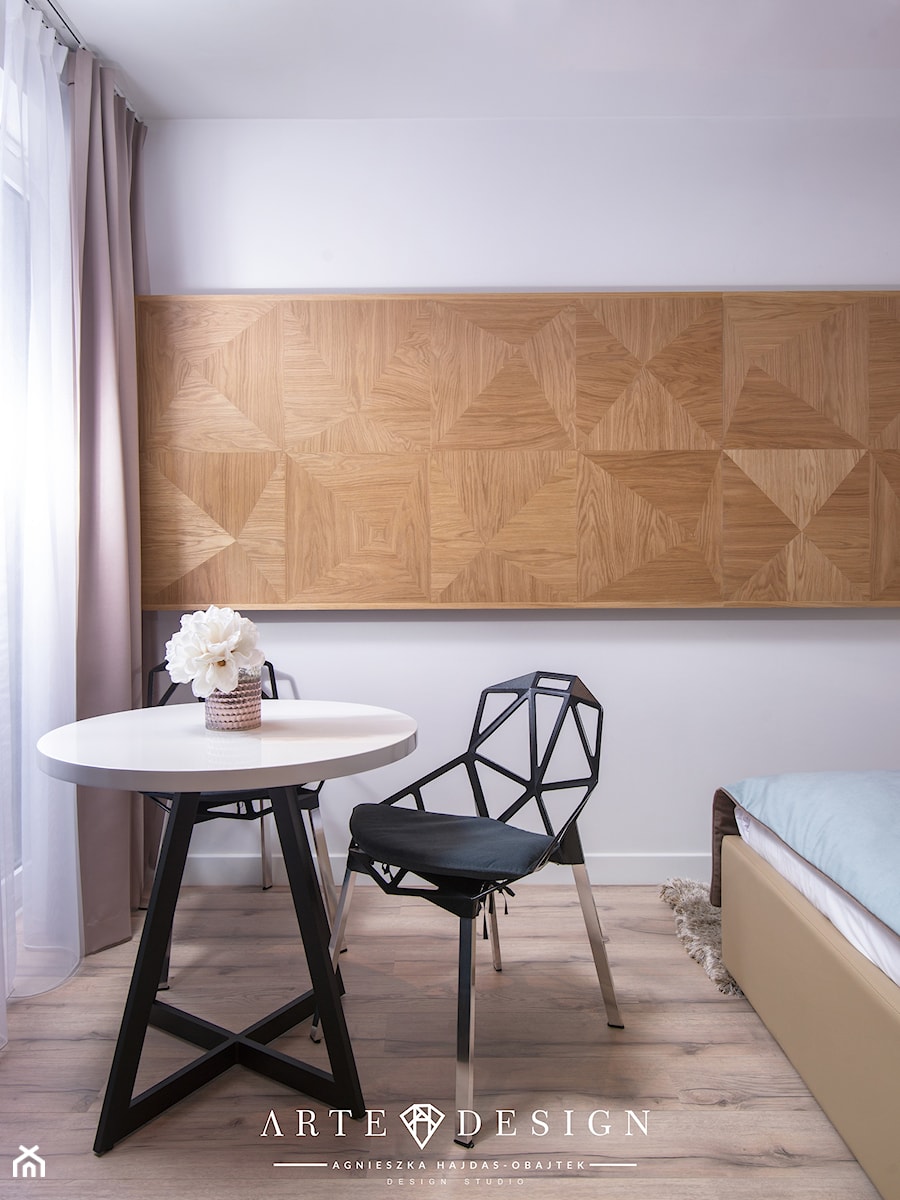 Sopocki pensjonat - Mała biała sypialnia z balkonem / tarasem - zdjęcie od Arte Dizain