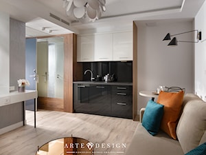 Sopocki pensjonat - Mały biały szary salon z kuchnią z jadalnią - zdjęcie od Arte Dizain