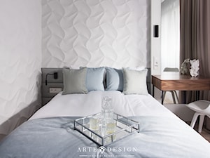 Sopocki pensjonat - Mała biała z panelami tapicerowanymi sypialnia - zdjęcie od Arte Dizain