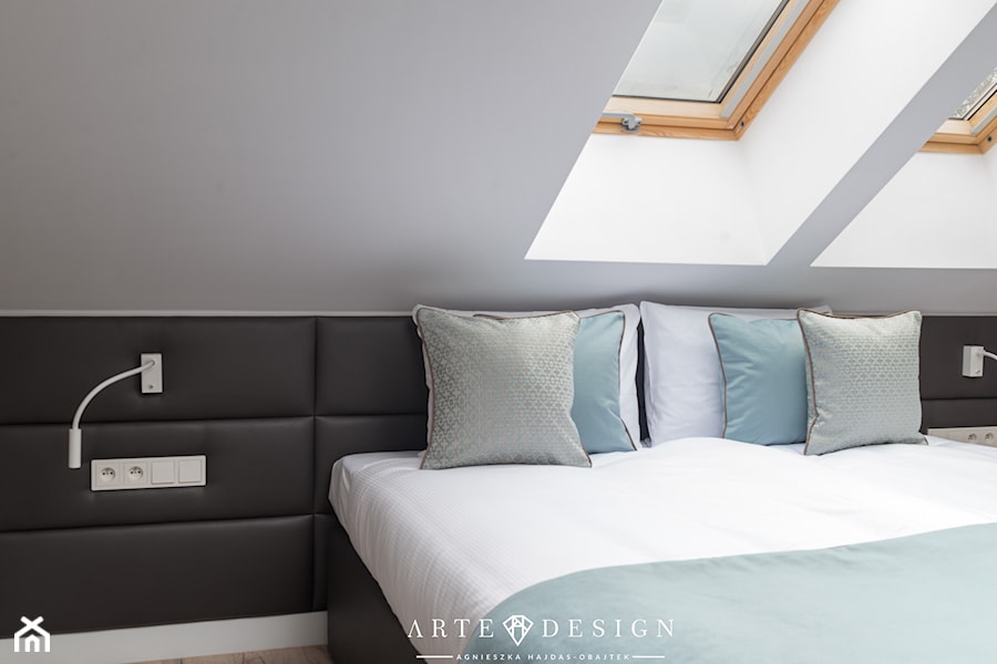 Sopocki pensjonat - Mała biała czarna sypialnia na poddaszu - zdjęcie od Arte Dizain