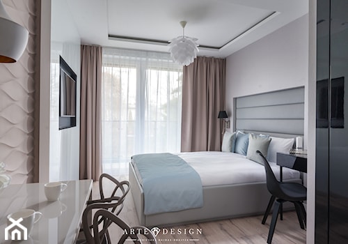 Sopocki pensjonat - Mała beżowa biała z panelami tapicerowanymi sypialnia z balkonem / tarasem - zdjęcie od Arte Dizain