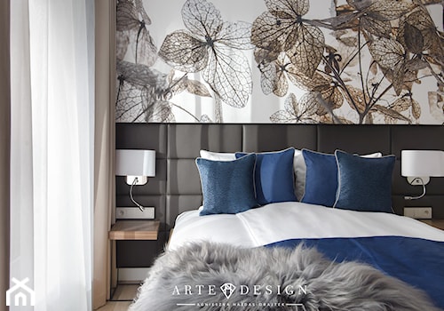 Sopocki pensjonat - Średnia szara z panelami tapicerowanymi sypialnia - zdjęcie od Arte Dizain