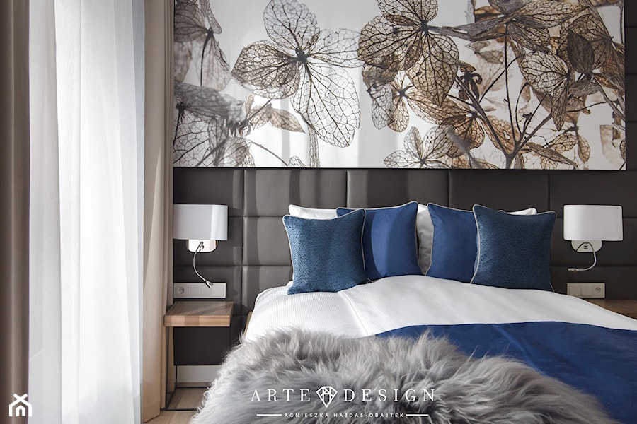 Sopocki pensjonat - Średnia szara z panelami tapicerowanymi sypialnia - zdjęcie od Arte Dizain