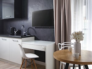 Sopocki pensjonat - Mały czarny salon z kuchnią z jadalnią z tarasem / balkonem - zdjęcie od Arte Dizain