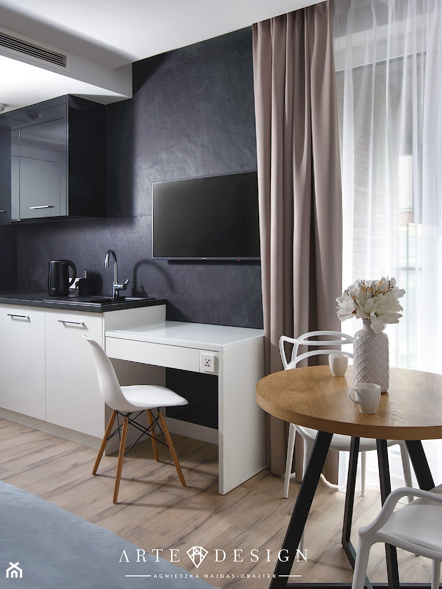Sopocki pensjonat - Mały czarny salon z kuchnią z jadalnią z tarasem / balkonem - zdjęcie od Arte Dizain