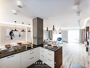 Mieszkanie w Gdańsku - Średnia z salonem z zabudowaną lodówką kuchnia w kształcie litery g z wyspą lub półwyspem, styl nowoczesny - zdjęcie od Arte Dizain