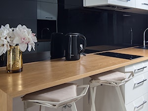 Sopocki pensjonat - Mała otwarta czarna z zabudowaną lodówką z nablatowym zlewozmywakiem kuchnia jednorzędowa - zdjęcie od Arte Dizain