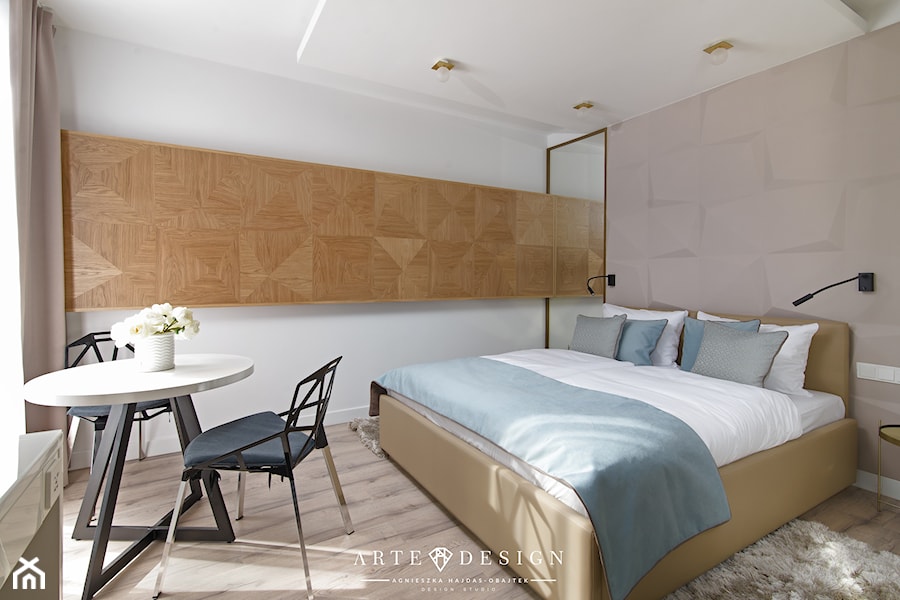 Sopocki pensjonat - Średnia beżowa biała sypialnia z balkonem / tarasem - zdjęcie od Arte Dizain