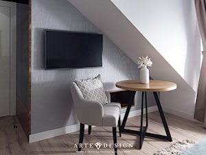 Sopocki pensjonat - Mała biała szara sypialnia na poddaszu - zdjęcie od Arte Dizain
