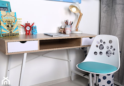 Przestrzeń kreatywna - Mały biały pokój dziecka dla dziecka dla nastolatka dla chłopca dla dziewczynki, styl skandynawski - zdjęcie od Selsey.pl