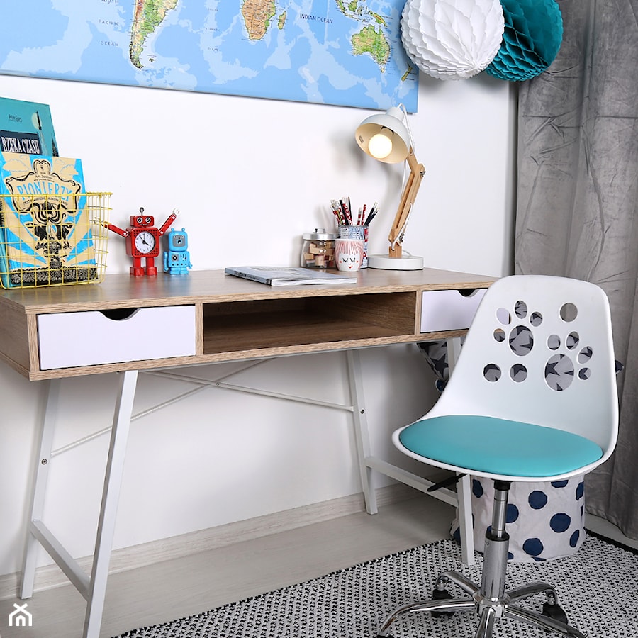 Przestrzeń kreatywna - Mały biały pokój dziecka dla dziecka dla nastolatka dla chłopca dla dziewczynki, styl skandynawski - zdjęcie od Selsey.pl