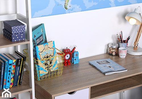 Przestrzeń kreatywna - Mała biała z biurkiem sypialnia, styl skandynawski - zdjęcie od Selsey.pl