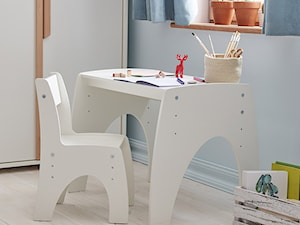 Pokój dziecka w stylu Montessori - Mały biały pokój dziecka dla dziecka dla chłopca, styl skandynawski - zdjęcie od Selsey.pl