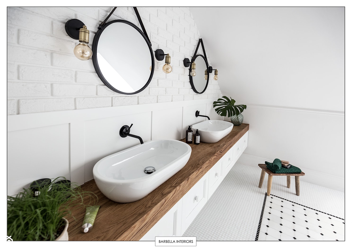 sesja fotograficzna domu pod Warszawą - Duża na poddaszu jako pokój kąpielowy z dwoma umywalkami łaz ... - zdjęcie od BARBELLA INTERIORS ( dawniej 5tud10 architektoniczne) - Homebook