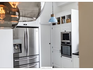 sesja fotograficzna domu pod Warszawą - Mała zamknięta z kamiennym blatem biała z zabudowaną lodówką kuchnia jednorzędowa, styl tradycyjny - zdjęcie od BARBELLA INTERIORS ( dawniej 5tud10 architektoniczne)