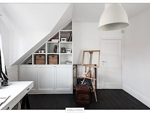 sesja fotograficzna domu pod Warszawą - Średnia biała z biurkiem sypialnia na poddaszu, styl nowoczesny - zdjęcie od BARBELLA INTERIORS ( dawniej 5tud10 architektoniczne)