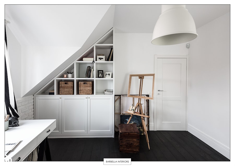 sesja fotograficzna domu pod Warszawą - Średnia biała z biurkiem sypialnia na poddaszu, styl nowoczesny - zdjęcie od BARBELLA INTERIORS ( dawniej 5tud10 architektoniczne)