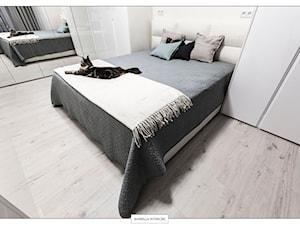 Sesja w mieszkaniu jasnym, przytulnym z nutką elegancji :) - Średnia biała sypialnia na poddaszu, styl nowoczesny - zdjęcie od BARBELLA INTERIORS ( dawniej 5tud10 architektoniczne)