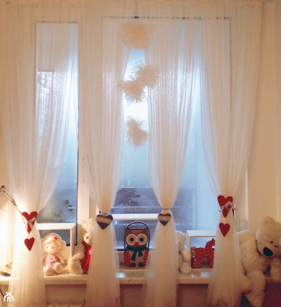 Wystrój okna w pokoju dziecięcym - Pokój dziecka, styl nowoczesny - zdjęcie od Mamusia Muminka - Homebook