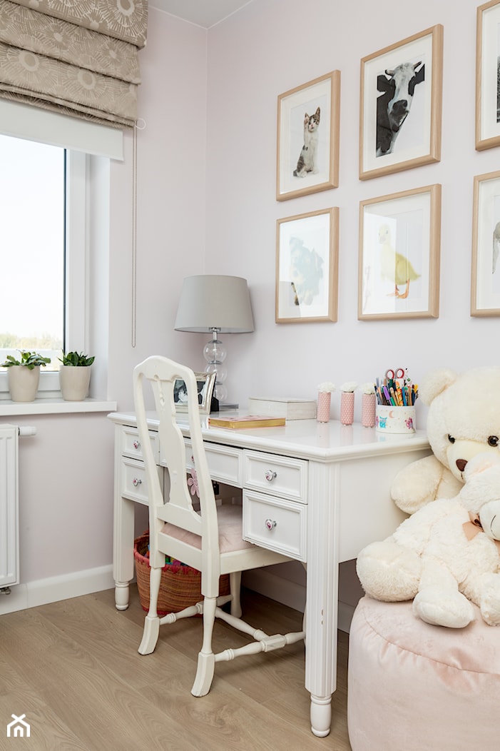 Aranżacja okien w pokojach dziecięcych i młodzieżowych - Mały szary pokój dziecka dla dziecka dla nastolatka dla dziewczynki - zdjęcie od Dorota Pawlak Interiors - Homebook