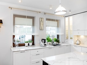 Aranżacja okien w salonie z aneksem kuchennym - Średnia biała z zabudowaną lodówką z podblatowym zlewozmywakiem kuchnia w kształcie litery l z wyspą lub półwyspem z oknem z marmurem nad blatem kuchennym - zdjęcie od Dorota Pawlak Interiors