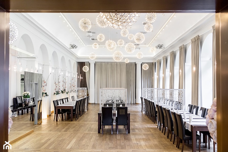 Restauracja Leliwa - Duża biała jadalnia jako osobne pomieszczenie - zdjęcie od Dorota Pawlak Interiors
