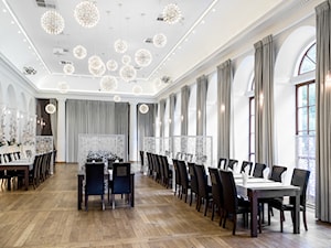 Restauracja Leliwa - Duża biała jadalnia jako osobne pomieszczenie - zdjęcie od Dorota Pawlak Interiors