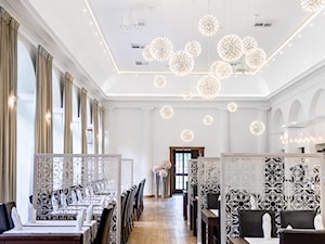 Restauracja Leliwa - Duża szara jadalnia jako osobne pomieszczenie - zdjęcie od Dorota Pawlak Interiors