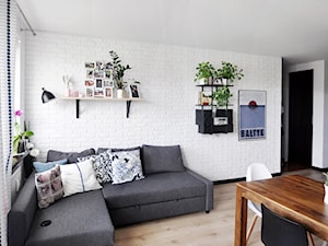 Before/After - Mały biały salon z jadalnią, styl skandynawski - zdjęcie od Design Your Home with me
