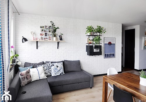 Before/After - Mały biały salon z jadalnią, styl skandynawski - zdjęcie od Design Your Home with me