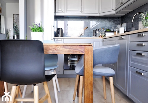 Before/After - Mała jadalnia w kuchni, styl skandynawski - zdjęcie od Design Your Home with me