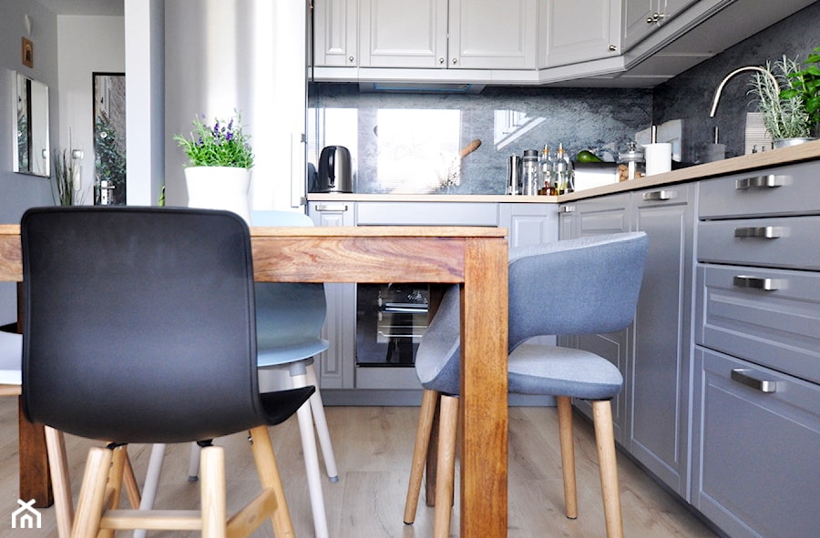 Before/After - Mała jadalnia w kuchni, styl skandynawski - zdjęcie od Design Your Home with me