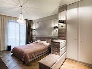 Elegancja na Powiślu - Duża biała szara sypialnia, styl glamour - zdjęcie od EG projekt