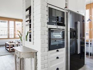 Prostota i Piękno - Średnia otwarta biała z zabudowaną lodówką kuchnia, styl nowoczesny - zdjęcie od EG projekt