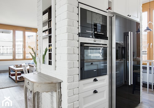 Prostota i Piękno - Średnia otwarta biała z zabudowaną lodówką kuchnia, styl nowoczesny - zdjęcie od EG projekt