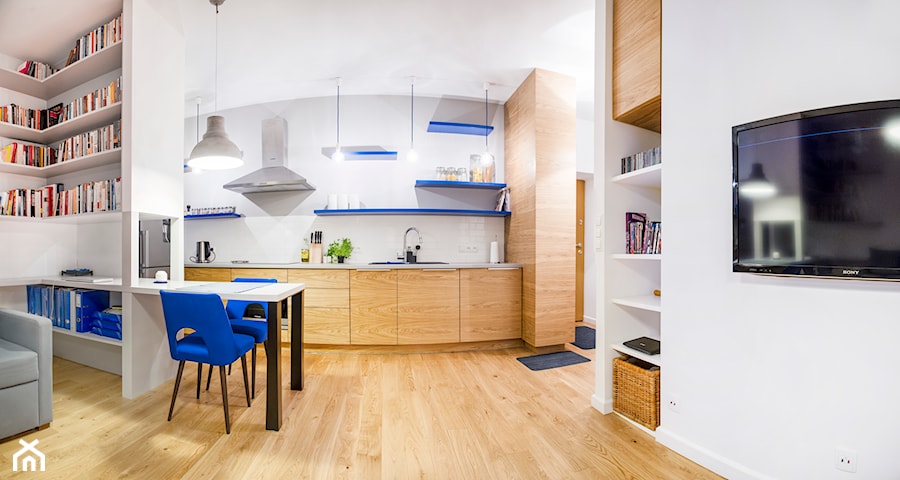 Loftowy Mokotów - Średnia otwarta z salonem biała z zabudowaną lodówką z lodówką wolnostojącą z nablatowym zlewozmywakiem kuchnia jednorzędowa, styl minimalistyczny - zdjęcie od EG projekt