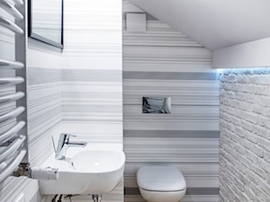 Lekkość Prowansji - Mała na poddaszu bez okna łazienka, styl minimalistyczny - zdjęcie od EG projekt