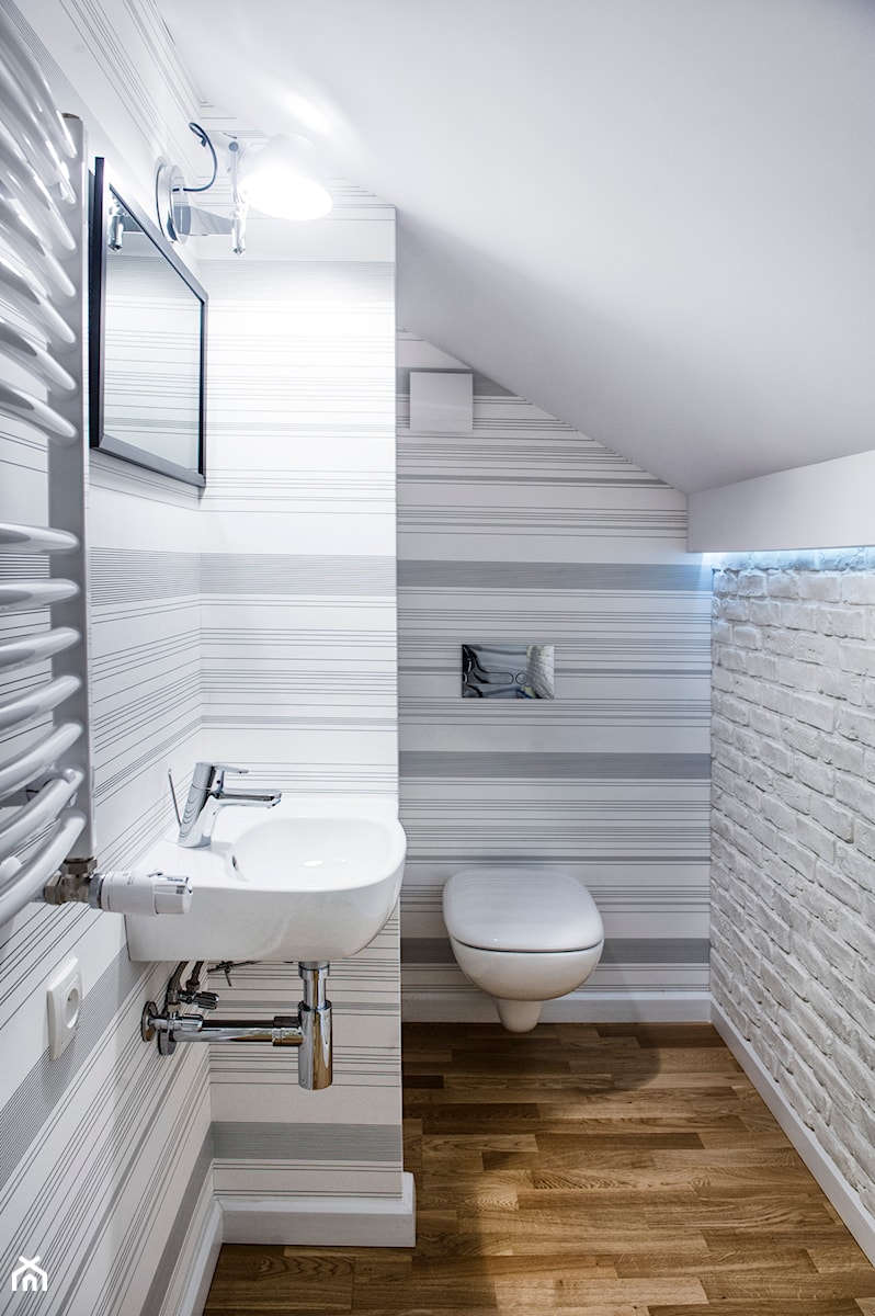 Lekkość Prowansji - Mała na poddaszu bez okna łazienka, styl minimalistyczny - zdjęcie od EG projekt