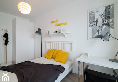 M3 - Szaro żółty melanż - Mała biała z biurkiem sypialnia, styl skandynawski - zdjęcie od EG projekt