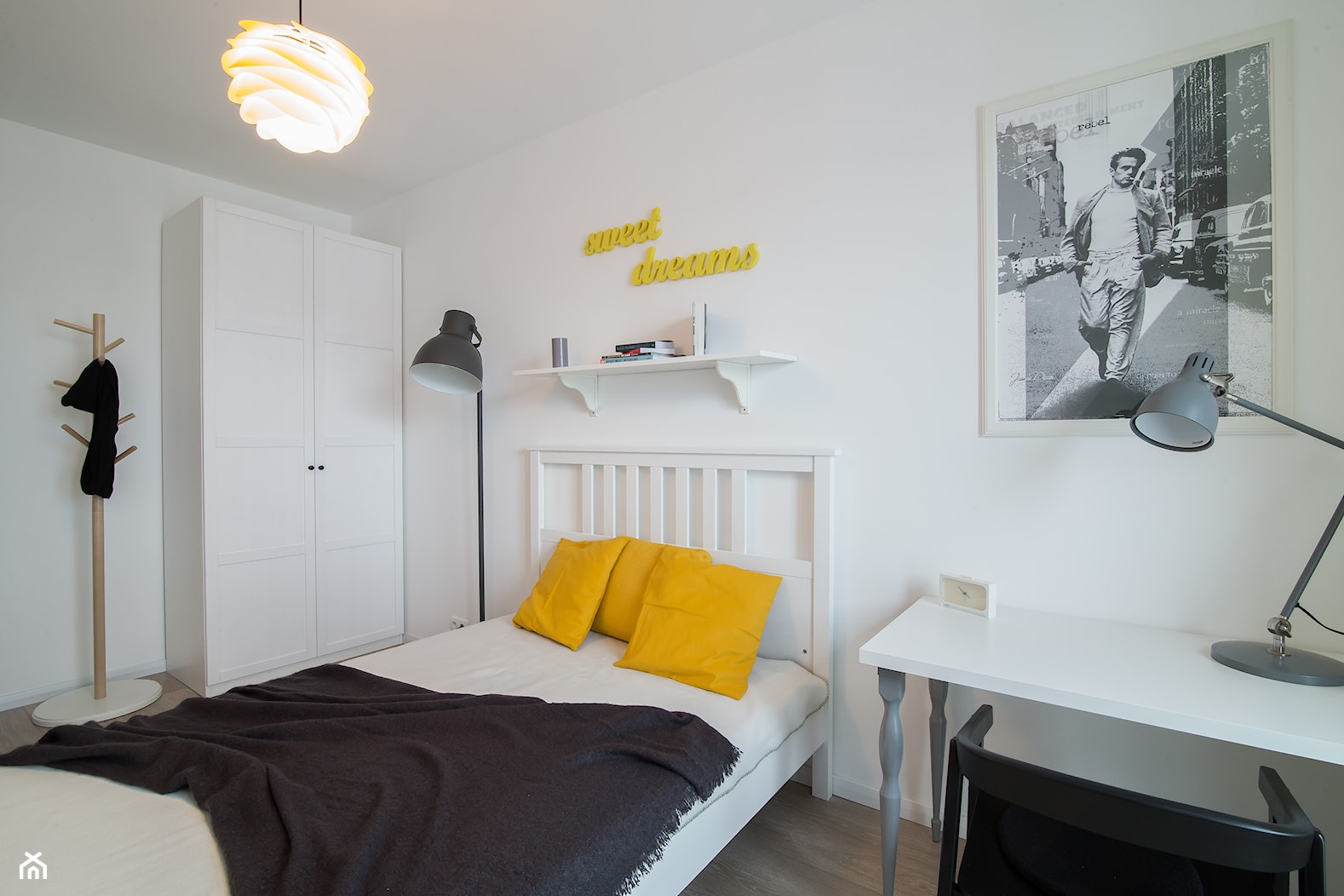 M3 - Szaro żółty melanż - Mała biała z biurkiem sypialnia, styl skandynawski - zdjęcie od EG projekt - Homebook