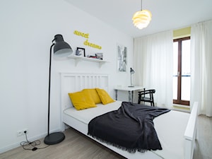 M3 - Szaro żółty melanż - Średnia biała z biurkiem sypialnia z balkonem / tarasem, styl skandynawski - zdjęcie od EG projekt